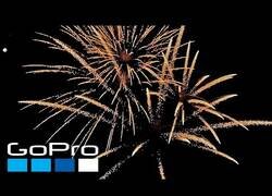 Enlace a Imágenes de un dron pasando entre fuegos artificiales