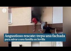Enlace a Un hombre trepa la fachada de un edificio en llamas para salvar a dos menores