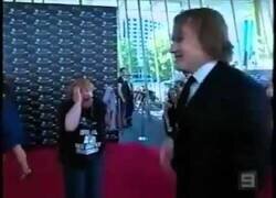 Enlace a El día que Heath Ledger besó a una fan loca por él