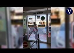 Enlace a Un hombre apedrea la puerta de un establecimiento en Almería