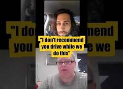 Enlace a Hombre pide en un McAuto durante una entrevista de trabajo