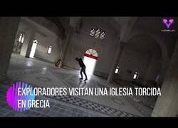 Enlace a Exploradores visitan una iglesia torcida en Grecia