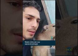 Enlace a Este chico comparte su gran amistad con un capibara