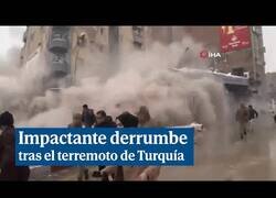 Enlace a Edificio se derrumba tras los terremotos de Turquía