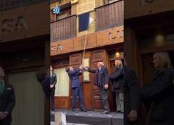 Enlace a Almeida la vuelve a liar en un acto honorífico