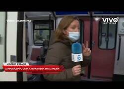 Enlace a Reportera se queda fuera del vagón en una conexión de Informativos Telecinco