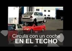Enlace a Un hombre circula con un coche encima de otro