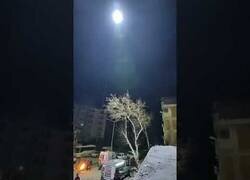 Enlace a Drones chinos con luz ayudan a seguir con las tareas de rescate durante la noche en Turquía