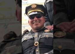 Enlace a Dos policías son troleados por un dibujante de caricaturas