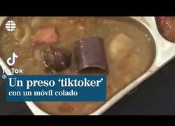 Enlace a Un preso cuela un móvil en la cárcel y graba TikToks