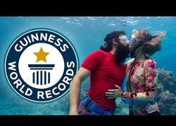 Enlace a El beso más largo debajo del agua