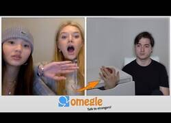 Enlace a Sorprendiendo a personas en Omegle con una mano oculta