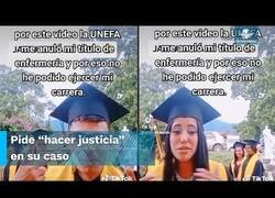 Enlace a Joven licenciado asegura haber copiado en un TikTok y su universidad le retira el título