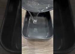 Enlace a Preparando un plato hecho de hielo y agua