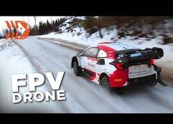Enlace a Increíble toma de Rally a vista de dron