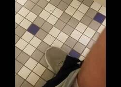 Enlace a Jugando al Mario Kart en un baño público con un desconocido