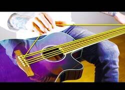 Enlace a Cambiando las cuerdas de una guitarra por gomas elásticas
