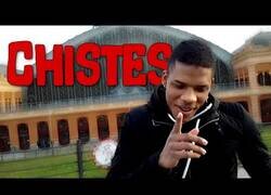 Enlace a Contando chistes a desconocidos