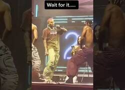 Enlace a Chris Brown lanza el móvil a una fan a la que había subido al escenario