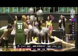 Enlace a La técnica de distracción de estas animadoras funciona