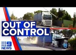 Enlace a Un camión conduce por la acera y arrasa todo a su paso en Adelaida, Australia