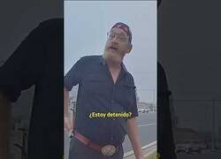 Enlace a Detenido un hombre con problemas de visión en EEUU porque su bastón 'podría ser un arma'