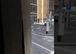 Enlace a Este hombre corre para llegar a coger un tranvía en dos estaciones seguidas