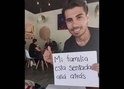 Enlace a Se hace pasar por camarero ante su familia 1 año y 30 kilos menos después