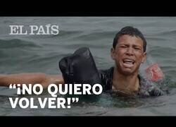 Enlace a Un joven inmigrante pide entre sollozos a un militar español que no quiere volver