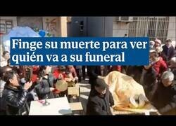 Enlace a Un anciano chino finge su muerte para ver quién va a su funeral