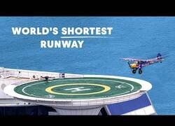 Enlace a Aterrizando un avión en un helipuerto