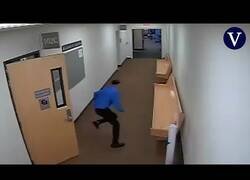 Enlace a Hombre acusado de asesinato escapa corriendo del juzgado