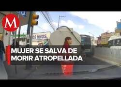 Enlace a Mujer se salva de ser atropellada por pocos centímetros