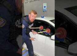 Enlace a Policía muestra como abrir la ventanilla de un coche 'para salvar niños'