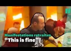 Enlace a Restaurante lleno en Francia durante las protestas representa el meme de 'This is Fine'
