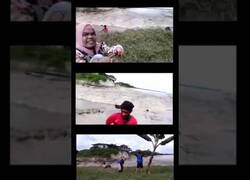 Enlace a Diferentes punto de vista de personas tomándose selfies en un tsunami