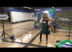 Enlace a Actuación sorpresa en el Metro de Madrid de Sharon Corr del grupo irlandés The Corrs