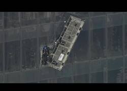 Enlace a Rescate milagroso de un limpiaventanas en un gran rascacielos