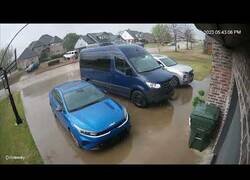 Enlace a Cámara de seguirdad capta un trueno impactando sobre una casa