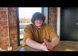 Enlace a La familia de este chico de 14 años pide ayuda para encontrar zapatillas de la talla 59