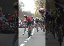 Enlace a Ciclista fuera de la carretera la lía al volver a entrar
