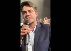 Enlace a Michael Buble le pasa el micro a un fan y pasa esto