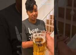 Enlace a Troleando a mamá y papá con la jarra de cerveza fake