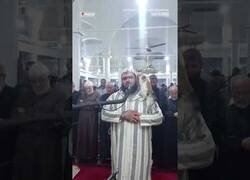 Enlace a Un gato sube sobre un Imán durante las oraciones del Ramadán