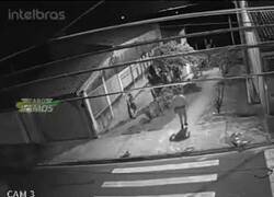 Enlace a Mujer persigue a su marido, un perro persigue a un gato y un policía persigue a un ladrón: todo al mismo tiempo