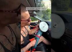 Enlace a Cuando no te gusta la música que tu amigo pone en su coche
