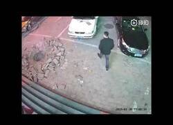 Enlace a Niño provoca la explosión de una alcantarilla por acercarse con petardos por la acumulación de metano