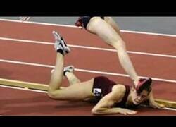 Enlace a Una atleta cae en la última vuelta de una carrera, y la acaba ganando