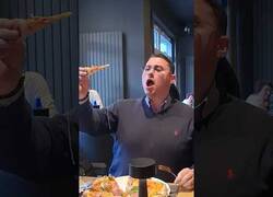 Enlace a Sorprendiendo cantando ópera en una pizzería