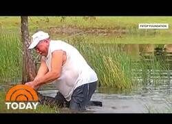 Enlace a Un hombre rescata a un perro de las fauces de un caimán